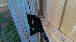 Closeup of hinge mount with the gate closed
