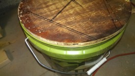 Lid should sit right on the bucket