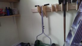 Reel mower with heavier-duty holder