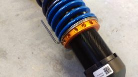 These xidas use an allen wrench to loosen the set screw, like most adjustable coilovers