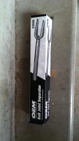 Pickle fork to remove balljoint from hub